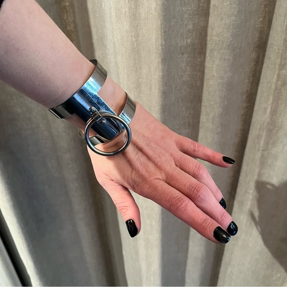 Metal O Ring Cuff Unisex - Picture 4 of 11